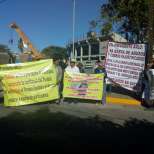Ambientalistas protestan afuera de estadio donde estará AMLO