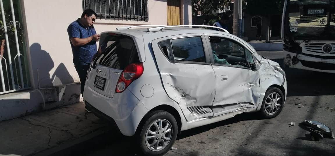 Chocan camión y auto en la colonia Popular - Ríodoce