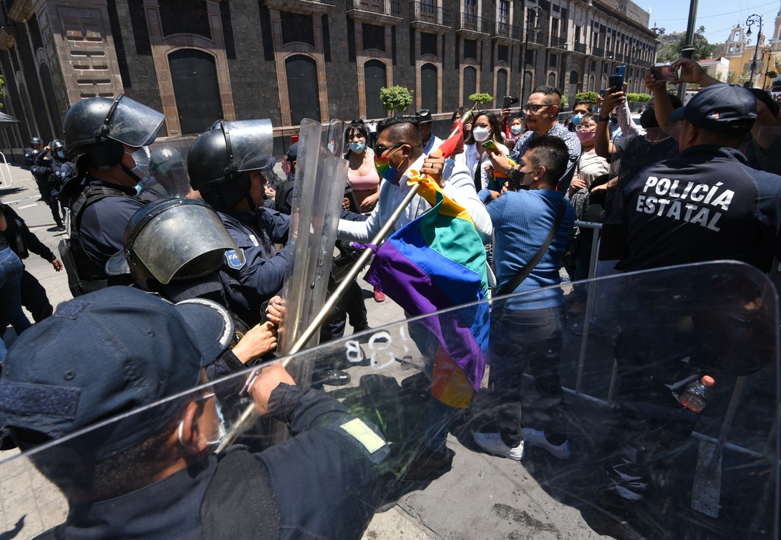 Agreden policías de Toluca a periodistas y activistas LGBTT
