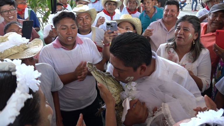 Contrae nupcias alcalde de Oaxaca con una lagarta en Palacio Municipal