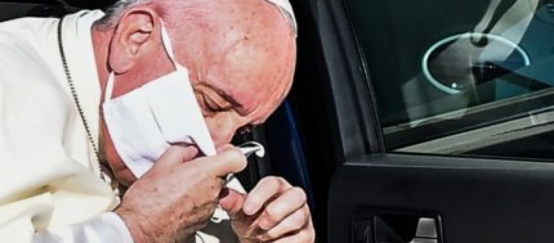 Pope Francis takes off his face mask as he arrives by car to hold a limited public audience at the San Damaso courtyard in The Vatican on September 9, 2020 during the COVID-19 infection, caused by the novel coronavirus. (Photo by Vincenzo PINTO / AFP)