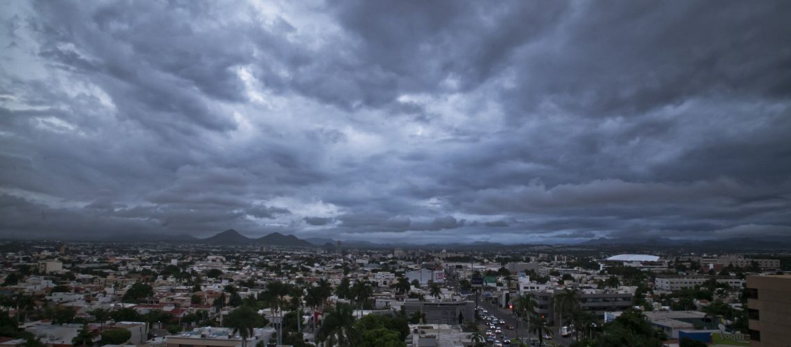 CULIACÁN, SINALOA, 12SEPTIEMBRE2014.- Para los próximos días se pronostican fuertes lluvias  en distintos estados de la república. En la imagen, debido a la tormenta tropical ¨Odile¨ se aprecian intensas nubes sobre el valle de Culiacán.
FOTO:RASHIDE FRIAS /CUARTOSCURO.COM