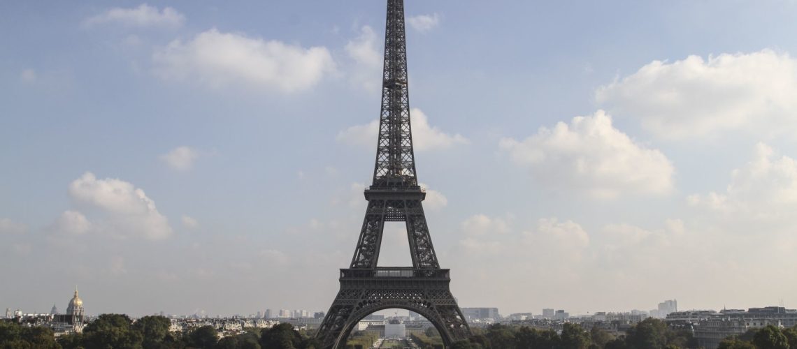 FRANCIA, PARÍS, 10FEBRERO2017.-
La Torre Eiffel, el emblema de París y el monumento de pago más visitado del mundo, se blindará contra el terrorismo con una valla de cristal antibalas que rodeará todo el edificio. 
FOTO: BERNANDINO HERNÁNDEZ /CUARTOSCURO.COM