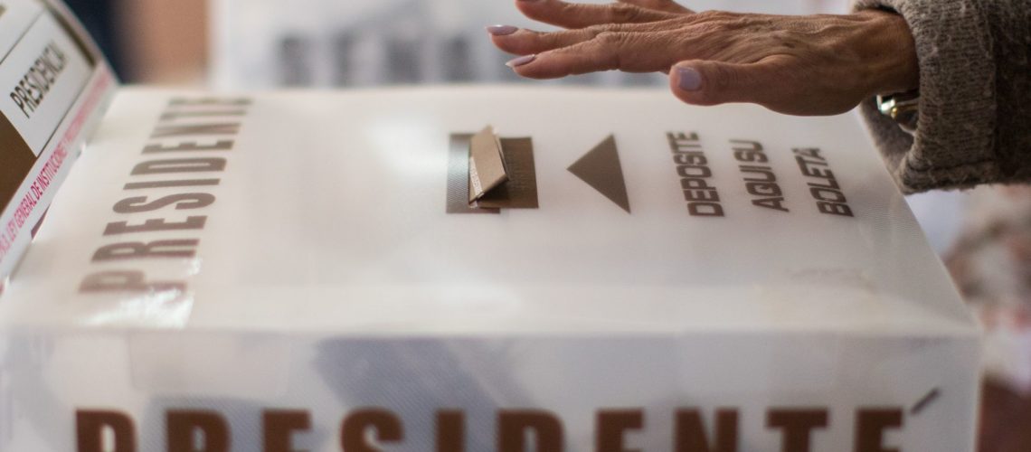 CIUDAD DE MÉXICO, 01JULIO2018.- Una persona ejerce su voto a presidente de la república en una casilla ubicada en la delegación Miguel Hidalgo en la Ciudad de México.
FOTO: MISAEL VALTIERRA / CUARTOSCURO.COM