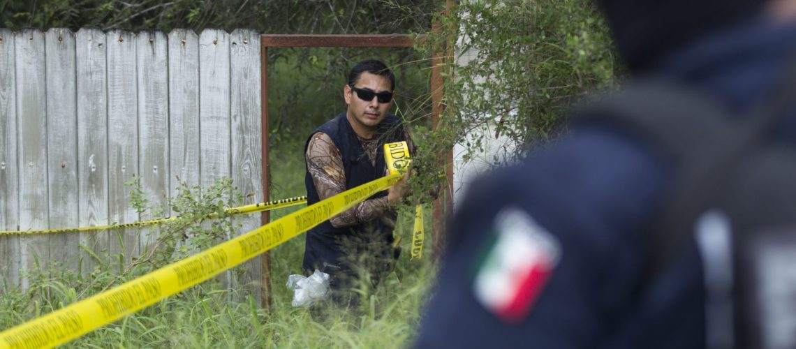REYNOSA, TAMAULIPAS, 21OCTUBRE2019.- Familiares de desaparecidos de Reynosa y Tampico, Tamaulipas organizaron una búsqueda a través de la asociación “Juntos Tamaulipas” y la Comisión Estatal de Búsqueda en terrenos cercanos al Puente Internacional Azaldúas, a un kilómetro de Estados Unidos, donde se encontraron restos humanos durante el primer día del operativo. En el estado de Tamaulipas se registran aproximadamente 8 mil desaparecidos de 2002 a la fecha, en el municipio de Reynosa se estima que al menos son 4 mil las víctimas registradas.
FOTO: GABRIELA PÉREZ MONTIEL /CUARTOSCURO.COM
