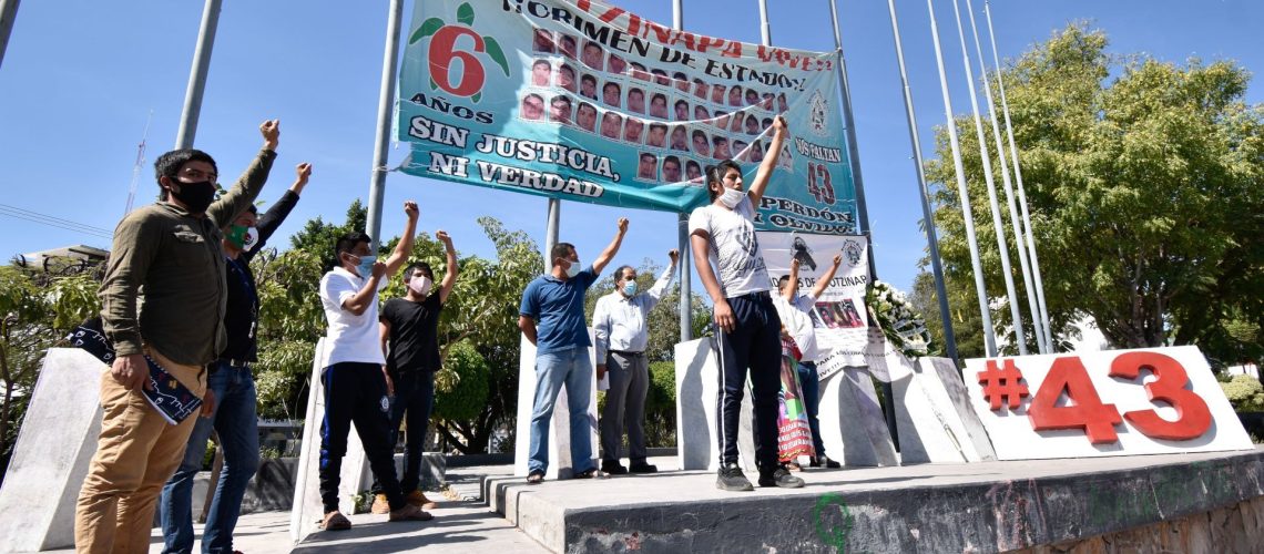 CHILPANCINGO, CIUDAD DE MÉXICO, 26NOVIEMBRE2020.- A 74 meses de la desaparición de los estudiantes de la Escuela Normal Rural de Ayotzinapa "Raúl Isidro Burgos", integrantes de distintas organizaciones demandaron a las autoridades federales enjuiciar a los mandos militares detenidos por el caso de los 43.
Francisco Echeverría de Jesús, representante del Colectivo "Los Olvidados de Ayotzinapa" criticó nuevamente que los detenidos implicados en el caso, no han sido procesados por el caso Ayotzinapa, y en específico por la desaparición de los jóvenes el 26 y 27 de septiembre de 2014.
Pidió que cese la corrupción e impunidad y que los mandos militares detenidos recientemente sean enjuiciados y revelen de una vez el paradero de los 43 para aliviar el dolor de las madres y padres de esos estudiantes.
El representante de la Normal Rural de Ayotzinapa, manifestó que el Gobierno de la Cuarta Transformación le ha fallado al movimiento social, sigue sin revelar el destino final de los 43 y tampoco ha hecho justicia a los tres estudiantes asesinados en la noche de Iguala.
En este mitin participaron también miembros del Sindicato de CICAEG, de la Universidad Pedagógica Nacional (UPN), así como las organizaciones que conforman la Dirección Colectiva, quienes reiteraron su solidaridad con el movimiento de padres y madres de los 43.
El mitin fue encabezado por el colectivo "Los Olvidados de Ayotzinapa", que integran familiares de los nueve estudiantes de esta normal asesinados en diferentes hechos del 2011 a la fecha, quienes demandan justicia y castigo a los culpables.
La actividad se desarrolló en medio de consignas en memoria de los asesinados y desaparecidos en el antimonumento colocado en la Glorieta de Las Banderas, la cual culminó con la entonación del himno "venceremos". 
FOTO: DASSAEV TÉLLEZ ADAME/ CUARTOSCURO.COM
