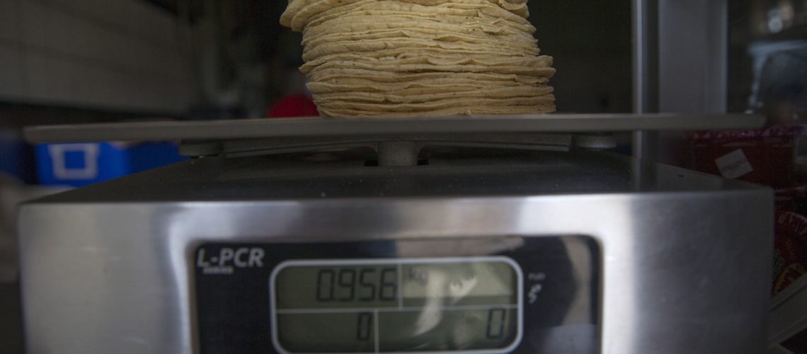 TIJUANA, BAJA CALIFORNIA, 16FEBRERO2021.-  Aspectos de tortillas, el precio actual en la ciudad fronteriza es de 20 pesos. FOTO: OMAR MARTÍNEZ /CUARTOSCURO.COM