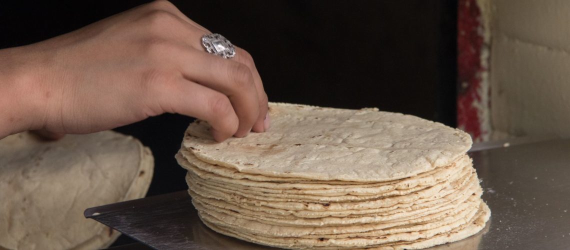 CIUDAD DE MÉXICO. 19MAYO2021.- En tortillerías de la Capital Mexicana se vende la tortilla en 18 pesos,  comerciantes argumentan que la masa de nixtamal les fue aumentada.
FOTO: VICTORIA VALTIERRA/CUARTOSCURO.COM