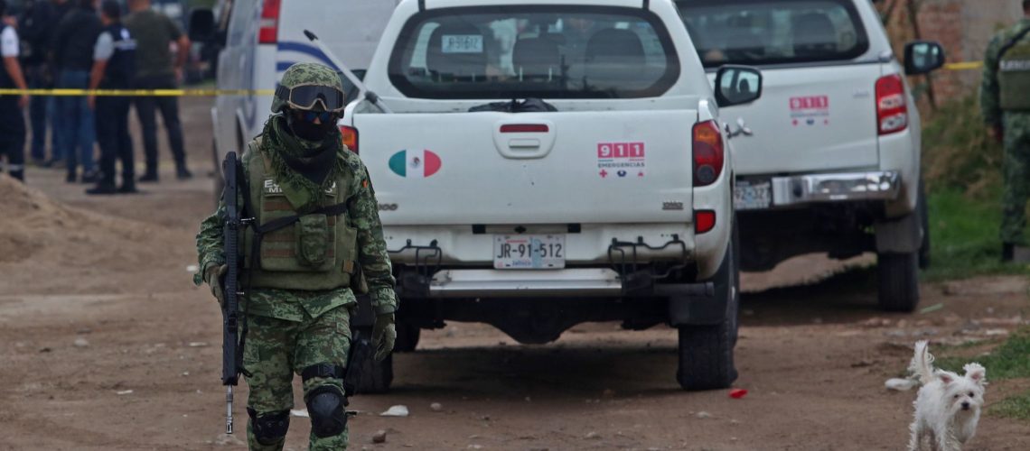 Personal Militar, resguarda la zona donde la noche de ayer se registro un enfrentamiento entre civiles armados y policías del municipio así como del estado, el cual dejo como saldo 12 personas fallecidas, en el municipio del Salto, Jalisco.