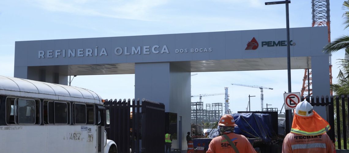 Trabajadores se dirigen a la entrada dela refinería de Dos Bocas, previo al evento inaugural al que asistirá el presidente Andrés Manuel López Obrador.