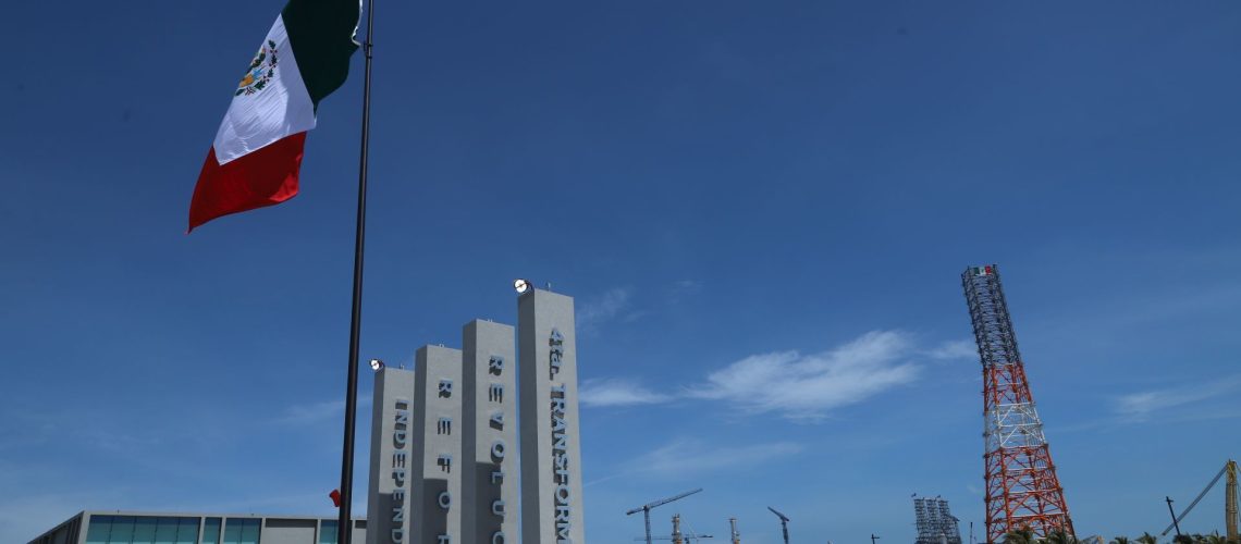El presidente Andrés Manuel López Obrador inauguró la primera etapa constructiva de la refinería “Olmeca” Dos Bocas, donde también ofreció un mensaje a la nación con motivo del 4to aniversario del triunfo en las urnas que lo llevó a Palacio Nacional.