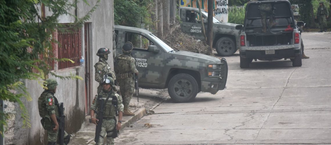 Soldados resguardan las calles de San Miguel Totolopan, luego de que ayer un comando armado mató a 20 personas en el Palacio Municipal.