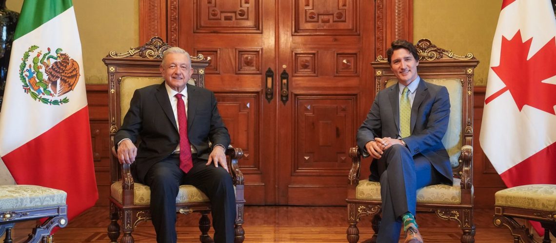 Andrés Manuel López Obrador, Presidente de México, y Justin Trudeau, Primer Ministro de Canadá, posan para la foto oficial de la reunión bilateral México-Canadá