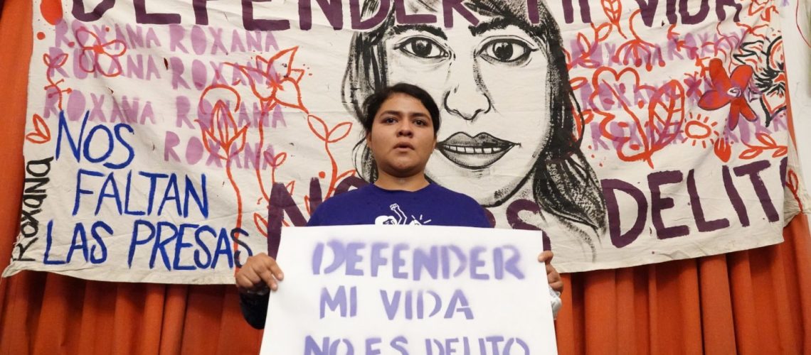 CIUDAD DE MÉXICO, 18MAYO2023.- Roxana Ruiz Santiago, sentenciada a 6 años por homicidio en exceso de la legítima defensa tras matar a su presunto agresor sexual en Nezahualcóyotl, Estado de México, acompañada de su abogado Ángel Carrera y mujeres de la colectiva "Nos queremos vivas Neza", ofrecieron una conferencia de prensa en Cencos, en la que denunciaron que Roxana ha sido revestimiento y criminalizada, así como ha sufrido discriminación en el proceso de su apelación a la sentencia. Su abogado informó que la sentencia violenta la presunción de inocencia en el concepto de razonamiento probatorio, ya que la jueza busca justificar el fallo y desestima todo el contexto. Roxana Ruíz, originaria de Pinotepa Nacional, Oaxaca, fue sentenciada el lunes pasado a 6 años y dos meses, así como una multa de 285 mil pesos para pagar a la familia de su agresor sexual. La defensa de Roxana tiene un plazo de diez días para apelar por la sentencia y buscar que se reduzca la pena o sea absuelta.
FOTO: GRACIELA LÓPEZ /CUARTOSCURO.COM