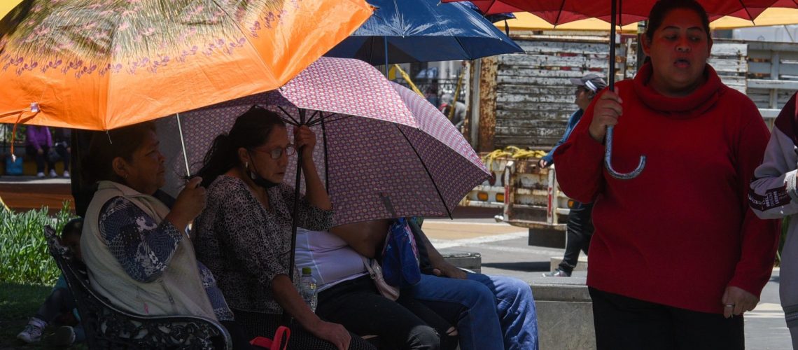 LERMA, ESTADO DE MÉXICO, 21JUNIO2023.-  Las sombrillas o paraguas se han convertido en un objeto de uso diario en estos días calurosos en el Valle de Toluca, al igual que los sombreros y gorras, una forma en que se protege la población de los rayos del Sol durante esta tercera ola de calor. FOTO: CRISANTA ESPINOSA AGUILAR /CUARTOSCURO.COM