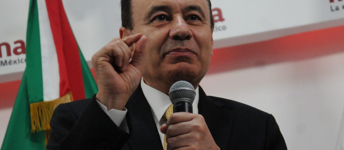 Alfonso Durazo, presidente del Consejo Nacional de Morena, participa en la conferencia.
