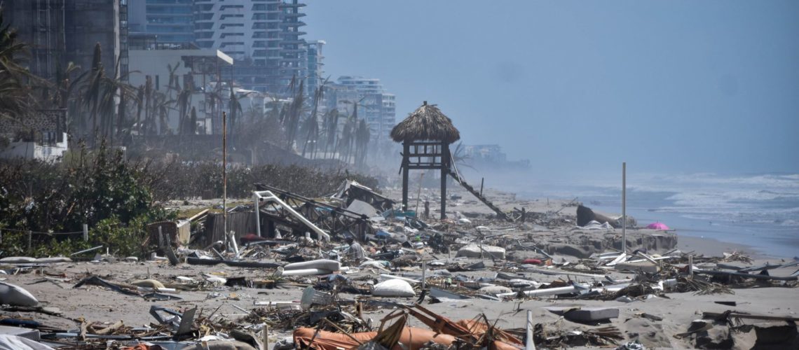 ACAPULCO, GUERRERO,29OCTUBRE2023.- A cinco días de las afectaciones del Huracán Otis, las playas del Puerto de Acapulco continúan afectadas con escombros de construcción, palmeras caídas y objetos destruidos casi en su totalidad. 
FOTO: DASSAÉV TÉLLEZ /CUARTOSCURO.COM