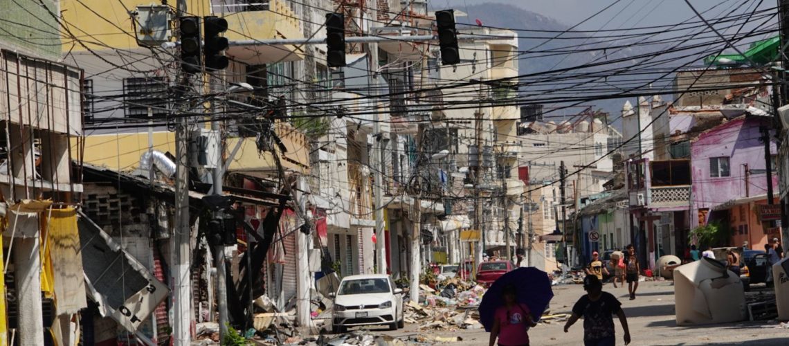 ACAPULCO, 30OCTUBRE2023.- Habitantes de Acapulco tratan de retomar sus actividades tras vivir para dos al borde la incertidumbre tras el paso del huracán Otis. FOTO: ROGELIO MORALES/CUARTOSCURO.COM