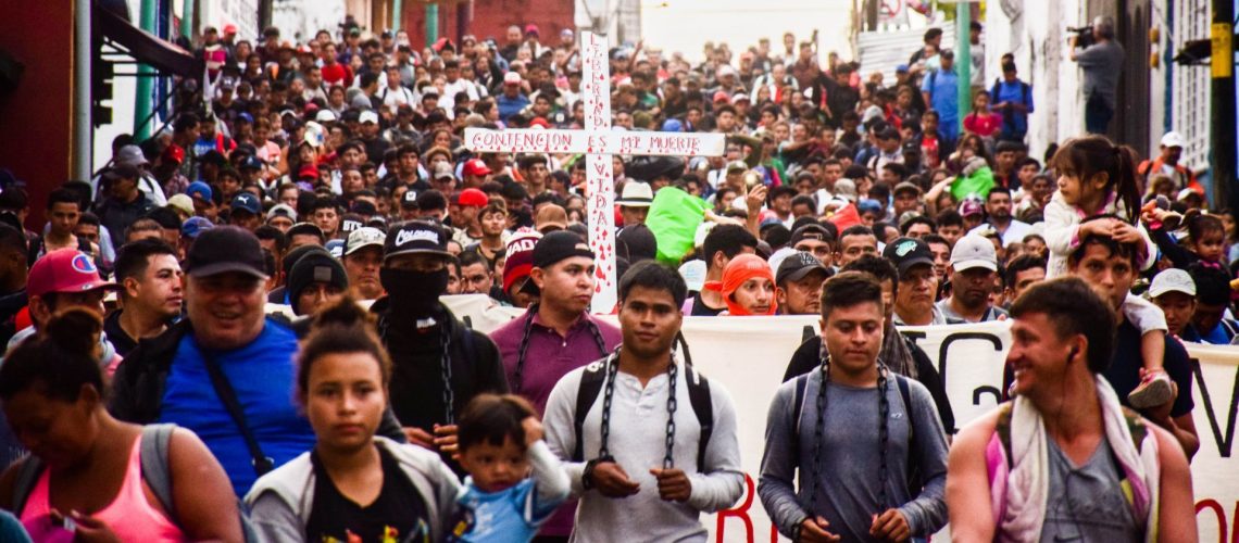 TAPACHULA, CHIAPAS. 30OCTUBRE2023.-  7 Mil migrantes de las distintas nacionalidades salen en caravana rumbo a la frontera Norte de México con Estados Unidos. La multitud partió a las 6:00 A.M de parque Bicenteneario, entre el tumulto se observa mujeres cargando sus hijos. Por el momento las autoridades no han estabalado un dialogo con las personas migrantes.
FOTO: DAMIÁN SÁNCHEZ/CUARTOSCURO.COM