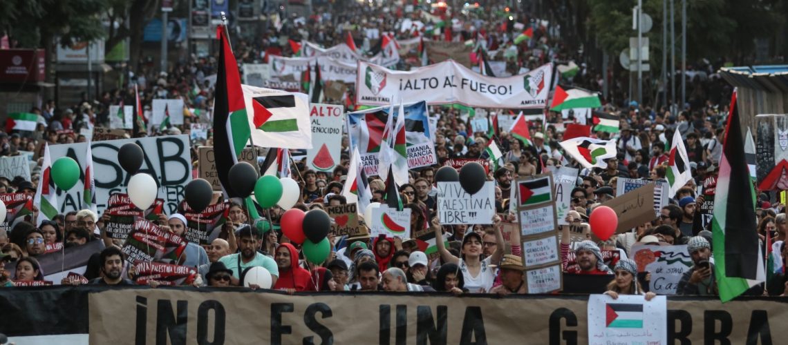 CIUDAD DE MÉXICO, 05NOVIEMBRE2023.- Cientos de personas y organizaciones civiles partieron del Ángel de la independencia hacía el Zócalo protestando de manera pacífica en apoyo a Palestina. 
FOTO: ANDREA MURCIA /CUARTOSCURO.COM