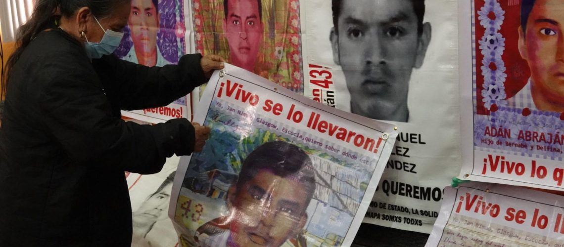 CIUDAD DE MÉXICO, 11ENERO2024.- Madres y padres de los 43 normalistas desaparecidos en 2014 en Iguala Guerrero, realizaron una conferencia de prensa en la que exigieron la entrega de documentos militares en la investigación la suspensión de la Comisión de la Verdad Ayotzinapa, así como la señalización del intento del gobierno en dividirlos. El acto se realizó en el de Derechos Humanos Miguel Agustín Pro Juárez A.C. (Centro Prodh).
FOTO: GRACIELA LÓPEZ /CUARTOSCURO.COM