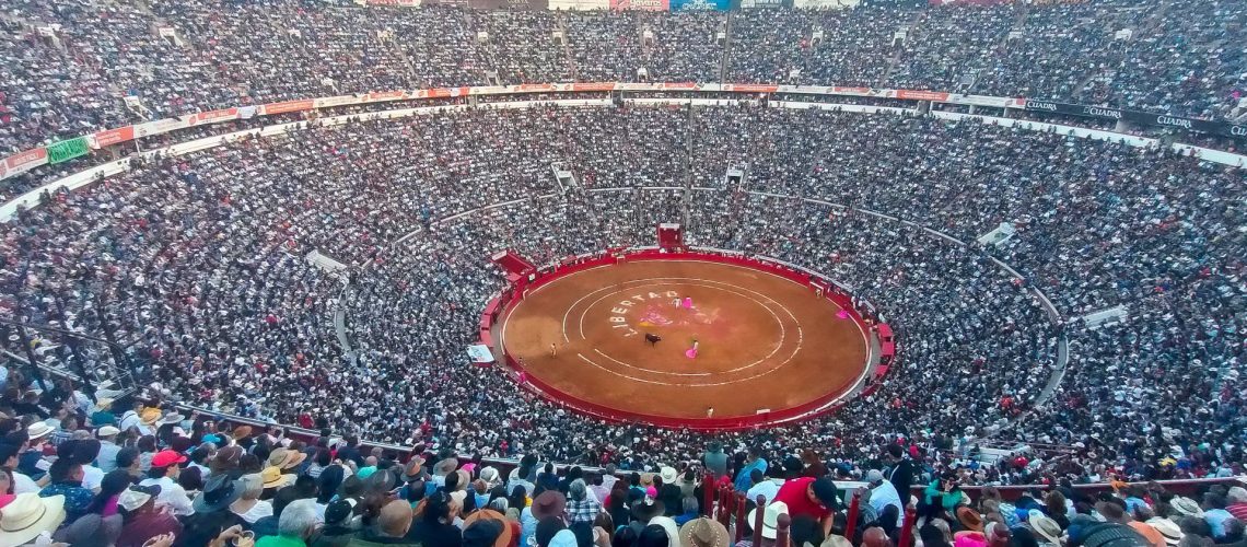 CIUDAD DE MÉXICO, 28ENERO2024.- La Plaza de Toros de México lució llena durante su primera corrida de este año luego de que la SCJN avalara su regreso. FOTO: DANIEL AUGUSTO/ CUARTOSCURO.COM