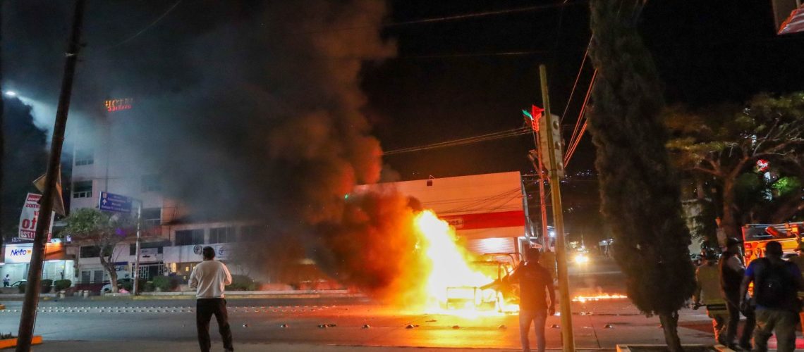 CHILPANCINGO, GUERRERO, 08MARZO2024.- Un supuesto estudiante de la Normal Rural de Ayotzinapa fue abatido a tiros por elementos de la Policía del Estado en un filtro de vigilancia ubicado en el antiguo libramiento a Tixtla, en respuesta, un grupo de alumnos quemó una patrulla de dicha corporación en la parte norte de la ciudad. De acuerdo con la Secretaría de Seguridad Pública (SSP), el hecho se registró alrededor de las 22:00 horas del jueves 7 de marzo, en el filtro de revisión que se ubica sobre el antiguo libramiento a Tixtla, a la altura de la colonia Indeco. FOTO: DASSAEV TÉLLEZ ADAME/CUARTOSCURO.COM