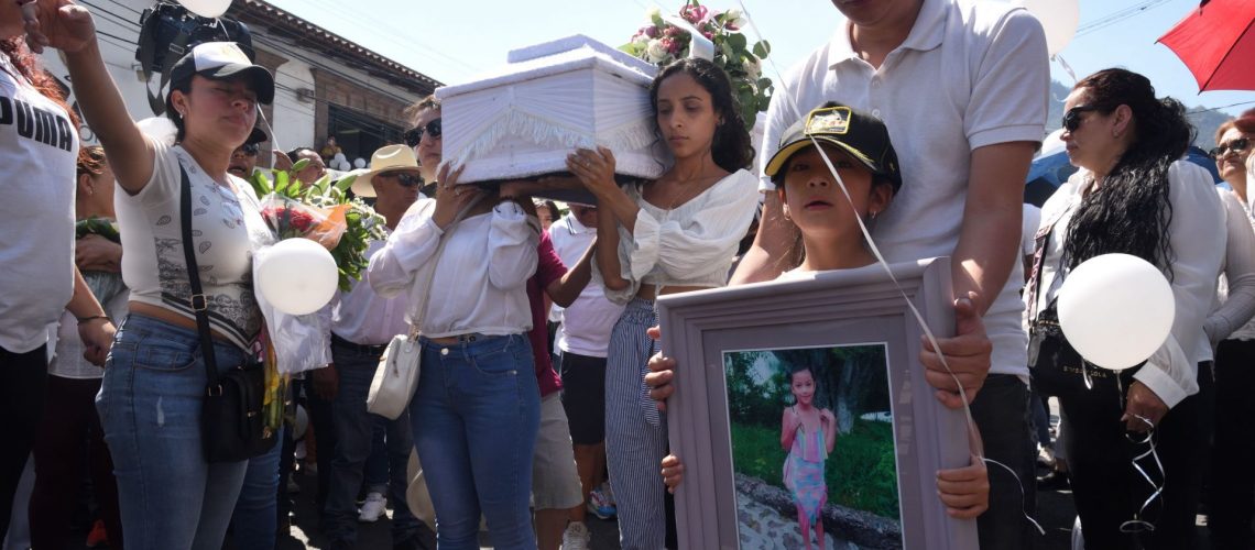 TAXCO, GUERRRERO, 29MARZO2024.- Familiares y pobladores de Taxco, Guerrero, se dieron cita para dar el último adiós a la “Princesa Camila”, menor de ocho años asesinada en días pasados en la localidad por dos presuntos secuestradores. El caso ocasionó que pobladores lincharan a los detenidos, lo que ocasionó el fallecimiento de una mujer debido a los golpes.
FOTO: CUARTOSCURO.COM