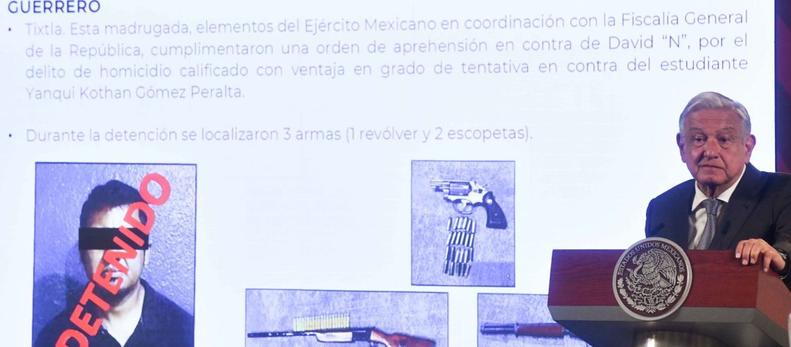 CIUDAD DE MÉXICO, 10ABRIL2024.- Andrés Manuel López Obrador, presidente de México, durante conferencia de prensa matutina en Palacio Nacional, informó la detención de David "N" por el presunto delito de homicidio calificado en contra del estudiante normalista Yanqui Kothan Gómez.
FOTO: MARIO JASSO/CUARTOSCURO.COM
