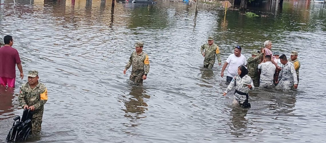 CHETUMAL, QUINTANA ROO, 15JUNIO2024.- El ejército mexicano activó el plan DN-lll debido a las inundaciones provocadas por las intensas lluvias registradas desde la noche en la capital del estado.
FOTO: ESPECIAL/CUARTOSCURO.COM