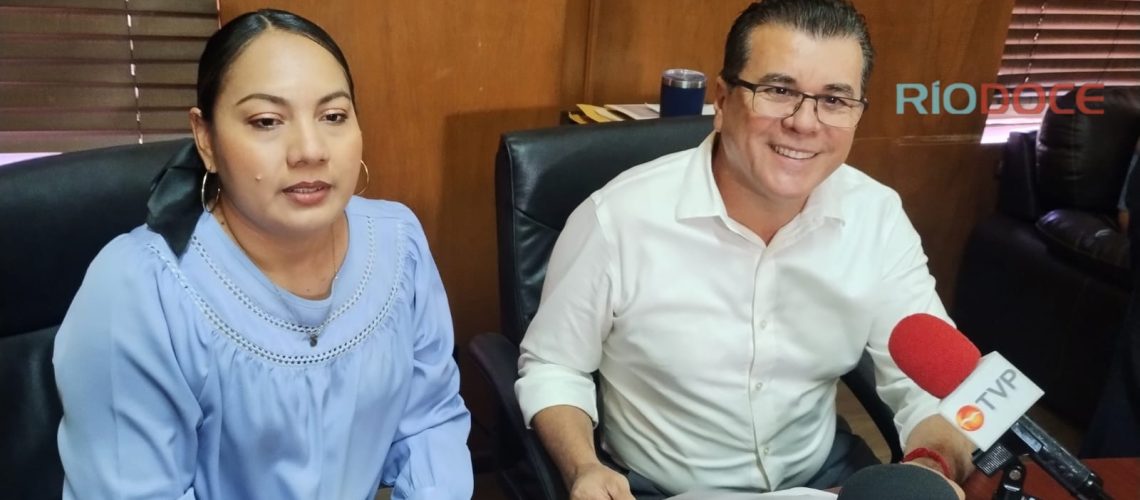 Adda-Sarahi-Rosas-Medina-secretaria-del-Ayuntamiento-y-el-alcalde-Edgar-Gonzalez-Zatarain