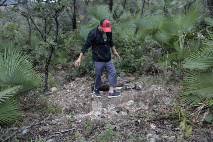Los residentes de Carrizalillo, Guerrero, México. Localizan una fosa  clandestina en una vereda carca de las instalaciones de la mina Carrisalillo. Los restos humanos fueron encontrados el 19 de noviembre del 2015. fotografía: Pedro Pardo.