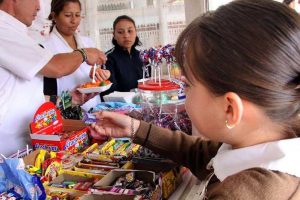MÁS DEL 97% de las escuelas incumplen con los lineamientos vigentes para la venta de comida saludable.