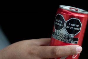 CIUDAD DE MÉXICO, 13AGOSTO2020.- Algunas marcas de refrescos y alimentos ya presentan al frente de sus productos el nuevo etiquetado nutricional, que entrará en vigor el próximo mes de octubre, el cual obliga a que cada producto incluya en su parte frontal del paquete a que se describan los riesgos para la salud que se presenten por ingerirlos. Países como Estados Unidos, Suiza, Canadá y la Unión Europea han solicitado a México que retrasen las advertencias en los alimentos y bebidas procesados ya que sumarán dificultades para los productores, importadores y minoristas que están tratando de asegurar el suministro interrumpido de alimentos y bebidas en el mercado mexicano.
FOTO: DANIEL AUGUSTO/CUARTOSCURO.COM