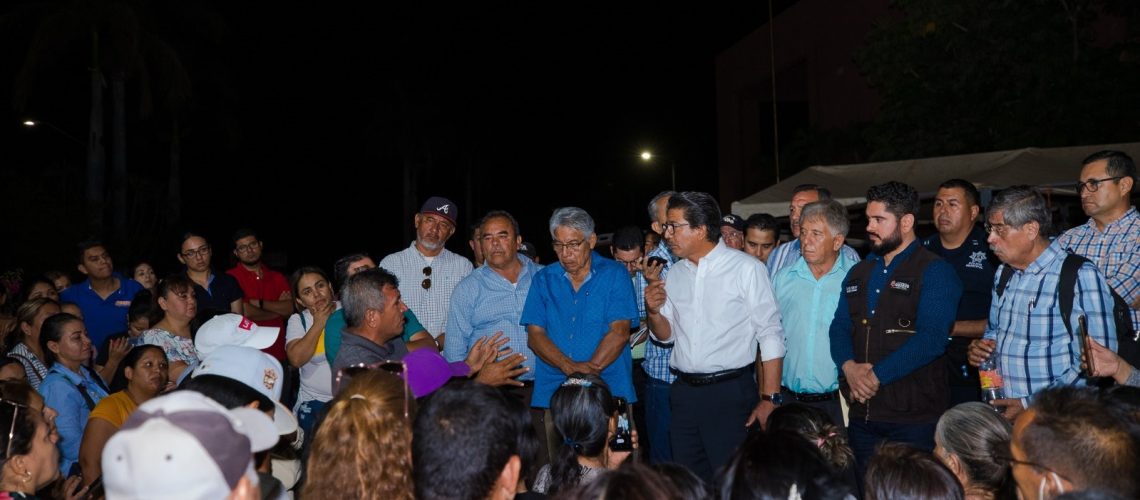 REUNIÓN EN GUASAVE. El alcalde Martín Ahumada dialoga con los precaristas.