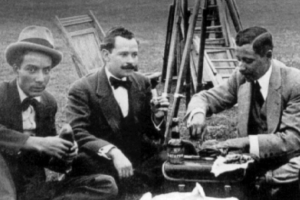 Los hermanos Alva reposan en una filmación. Distrito Federal (1913). Fotografía de los hermanos Alva.