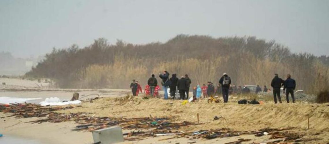 Migrantes-fallecidos-tras-naufragio-en-Italia.-696x464