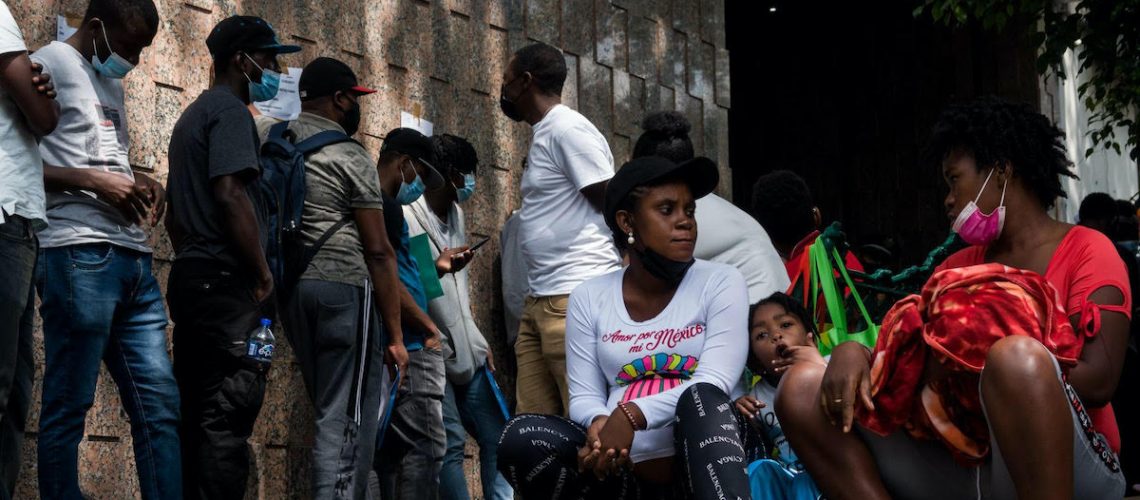 CIUDAD DE MÉXICO, 24SEPTIEMBRE2021.- Haitianos y migrantes transnacionales continúan arribando a las oficinas de la Comisión Mexicana de Ayuda a Refugiados (COMAR) para solitar su permanencia en el país. En las últimas semanas la presencia de migrantes se ha intensificado en las fronteras sur y norte. 
FOTO: GALO CAÑAS/CUARTOSCURO.COM