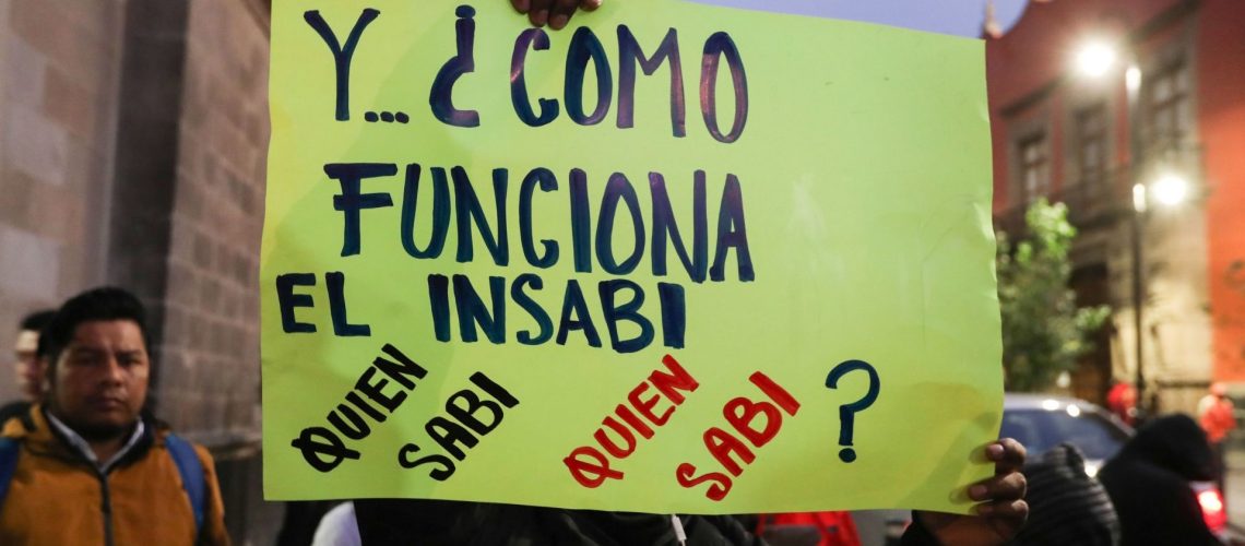 Trabajadores del ex Seguro Popular, ahora Insabi, se manifestaron en las afueras de Palacio PROTESTA CONTRA EL INSABI. Estrategia fallida.