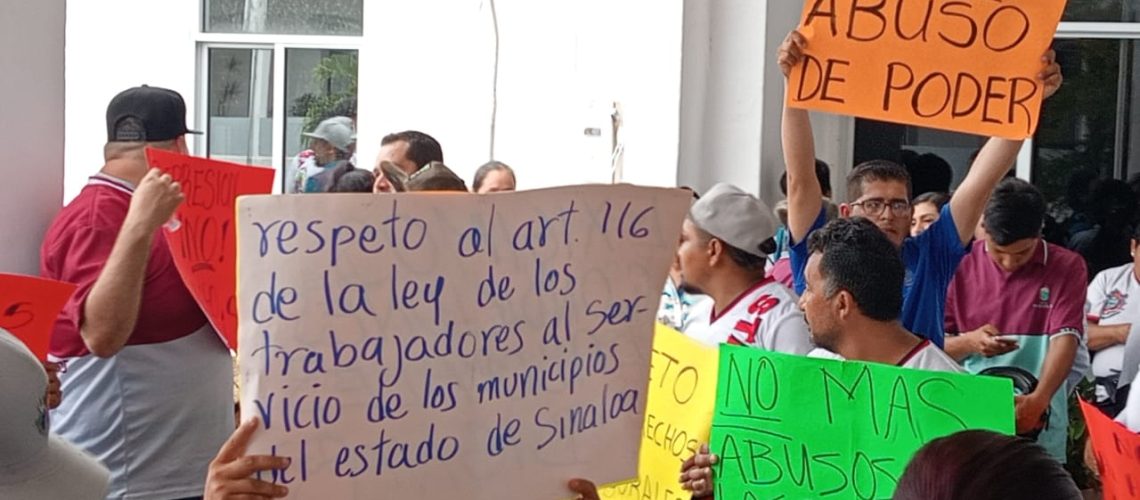 Se manifiestan sindicalizados en Ayuntamiento de Mazatlán