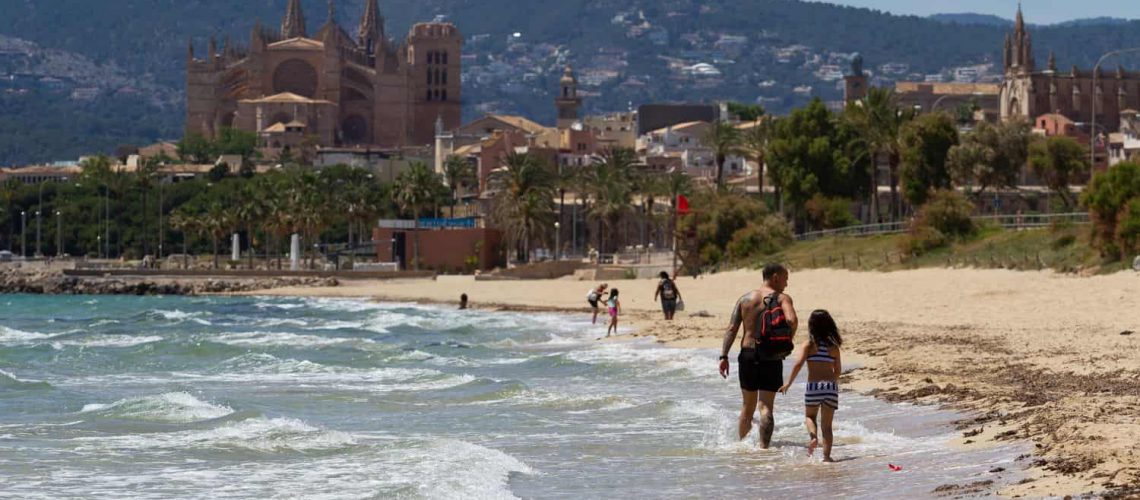 Residentes de Palma de Mallorca en la playa. de la ciudad. Sábado 23 de mayo de 2020.