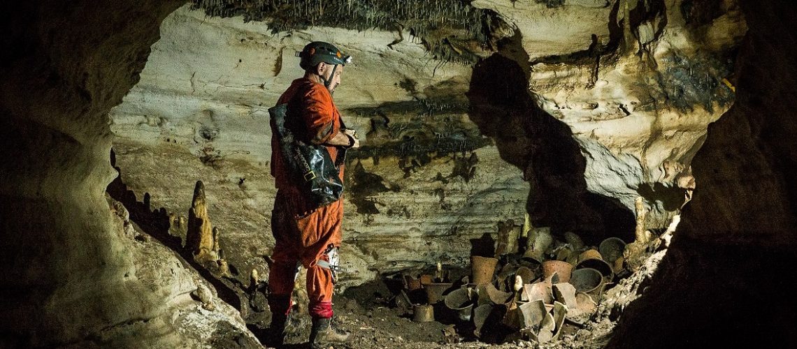 Guillermo de Anda, explora por primera vez la Cueva Balamkú, la cual contiene al menos 7 ofrendas milenarias mayas, ubicada en las entrañas de Chichén Itzá. Foto Karla Ortega GAM-INAH.