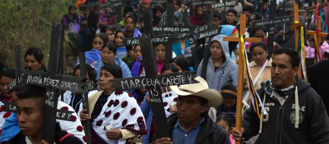 (121222) -- ACTEAL, diciembre 22, 2012 (Xinhua) -- Residentes participan en una marcha para conmemorar los 15 a?os de la matanza de Acteal, en la que 45 ind¨ªgenas perdieron la vida, en la comunidad de Acteal, en el Municipio de Chenalh¨®, en el estado de Chiapas, M¨¦xico, el 22 de diciembre de 2012. Sobrevivientes, miembros de diversas organizaciones civiles y familiares de las v¨ªctimas participaron durante la marcha, de acuerdo a la prensa local. (Xinhua/Str) (da) (ce)