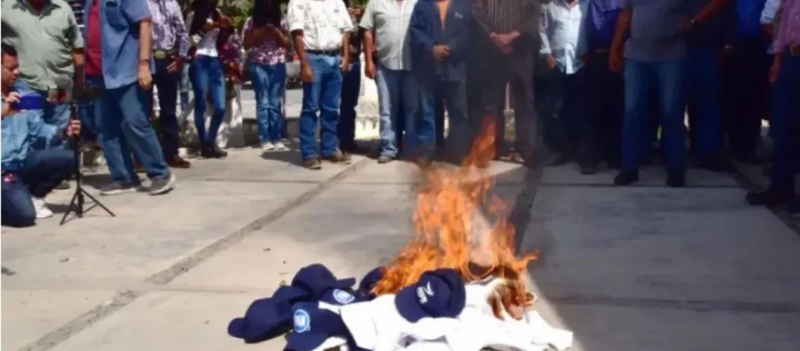 alcaldes en tamaulipas queman gorras y playeras del pan