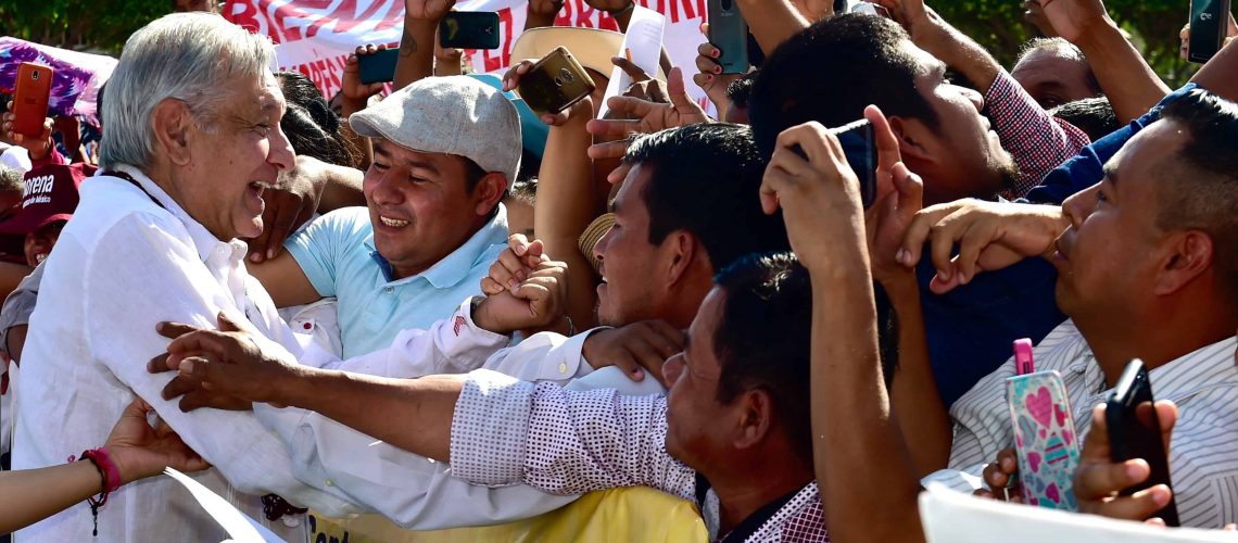 TLAPA DE COMONFORT, GUERRERO, 24NOVIEMBRE2019.- Andrés Manuel López Obrador, Presidente de México, encabezó el "Diálogo con los Pueblos Tlapaneco, Mixteco, Amu<go y Náhuatl", ahí convivió con pobladores de estas comunidades, quienes le brindaron varios presentes, en su discurso señlo que el la desaparición de los 43 estudiantes de Ayotzinapa no era un crímen de estado.
FOTO: PRESIDENCIA /CUARTOSCURO.COM