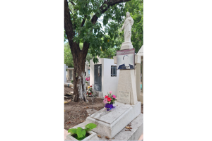 TUMBA DE AMPARO.
En el panteón de La
Lima, en Culiacán.  
Foto: Lucía Leyva.