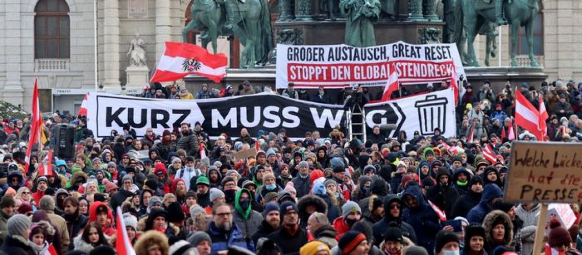 MANIFESTANTES EN VIENA. Marchan contra el nuevo confinamiento.