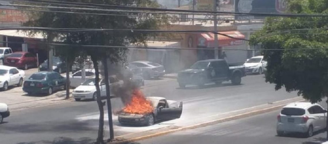 auto incendiado-boulevar Zapata
