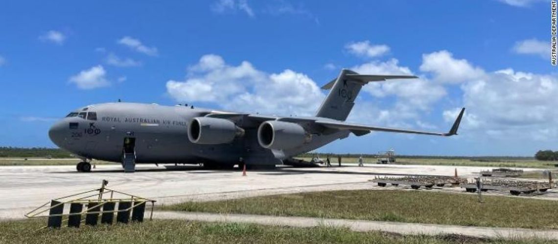 avion c 17a de la real fuerza aerea australiana llega a tonga