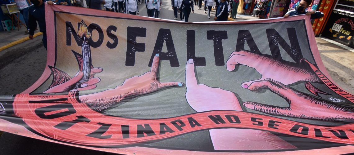 CHILPANCINGO, GUERRERO, 26SEPTIEMBRE2022.- Normalistas que integran el Frente Unido de Normales Públicas del Estado de Guerrero (FUNPEG), marcharon en Chilpancingo dentro del marco de la conmemoración por el octavo aniversario de la desaparición de 43 estudiantes de Ayotzinapa la noche y madrugada del 26 y 27 de septiembre de 2014. Normalistas que integran el Frente Unido de Normales Públicas del Estado de Guerrero (FUNPEG), marcharon en Chilpancingo dentro del marco de la conmemoración por el octavo aniversario de la desaparición de 43 estudiantes de Ayotzinapa la noche y madrugada del 26 y 27 de septiembre de 2014. Alrededor de las 9 de la mañana, más 500 estudiantes de las ocho normales públicas urbanas de Guerrero, llegaron en autobuses al Hemiciclo a Benito Juárez, en la glorieta de Las Banderas, en donde se concentraron para la marchar. Previo a la movilización, estudiantes prendieron veladoras y colocaron ofrendas florales en el anti monumento a los 43 con motivo del aniversario de los hechos de Iguala.
FOTO: DASSAEV TÉLLEZ ADAME/CUARTOSCURO.COM